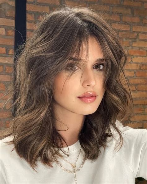 Effortless Medium Wavy Hair Styles for Every Occasion