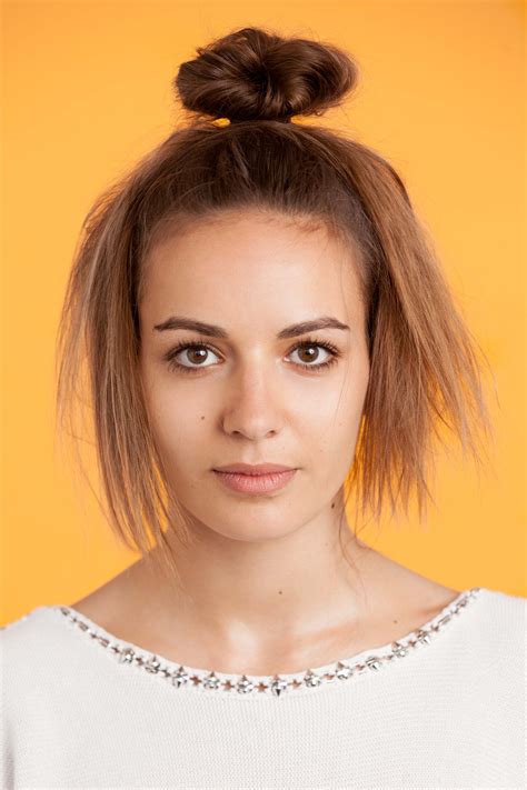 How to Do a Messy Bun: Your Guide to Effortless Chic