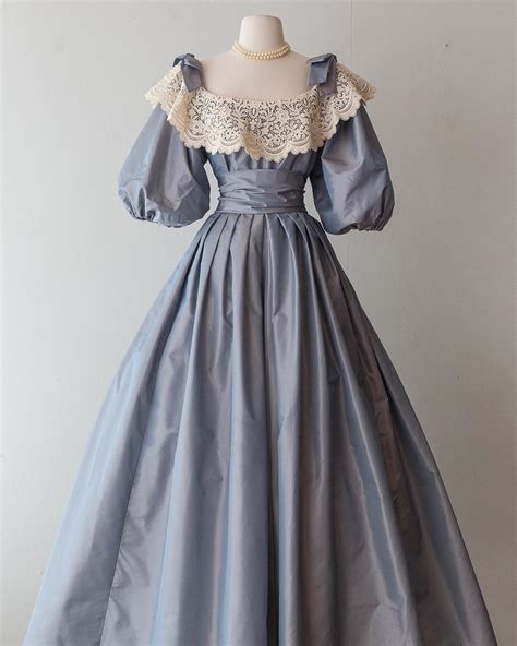 Embracing the Timeless Elegance of Old Fashioned Dresses