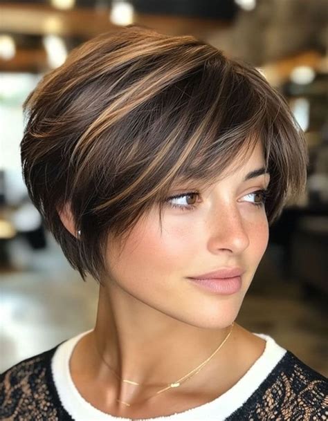 Chic Short Haircuts for Thick Hair: Embrace Volume & Style